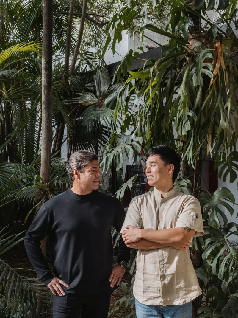 Felipe Bronze e Paul Cho no jardim