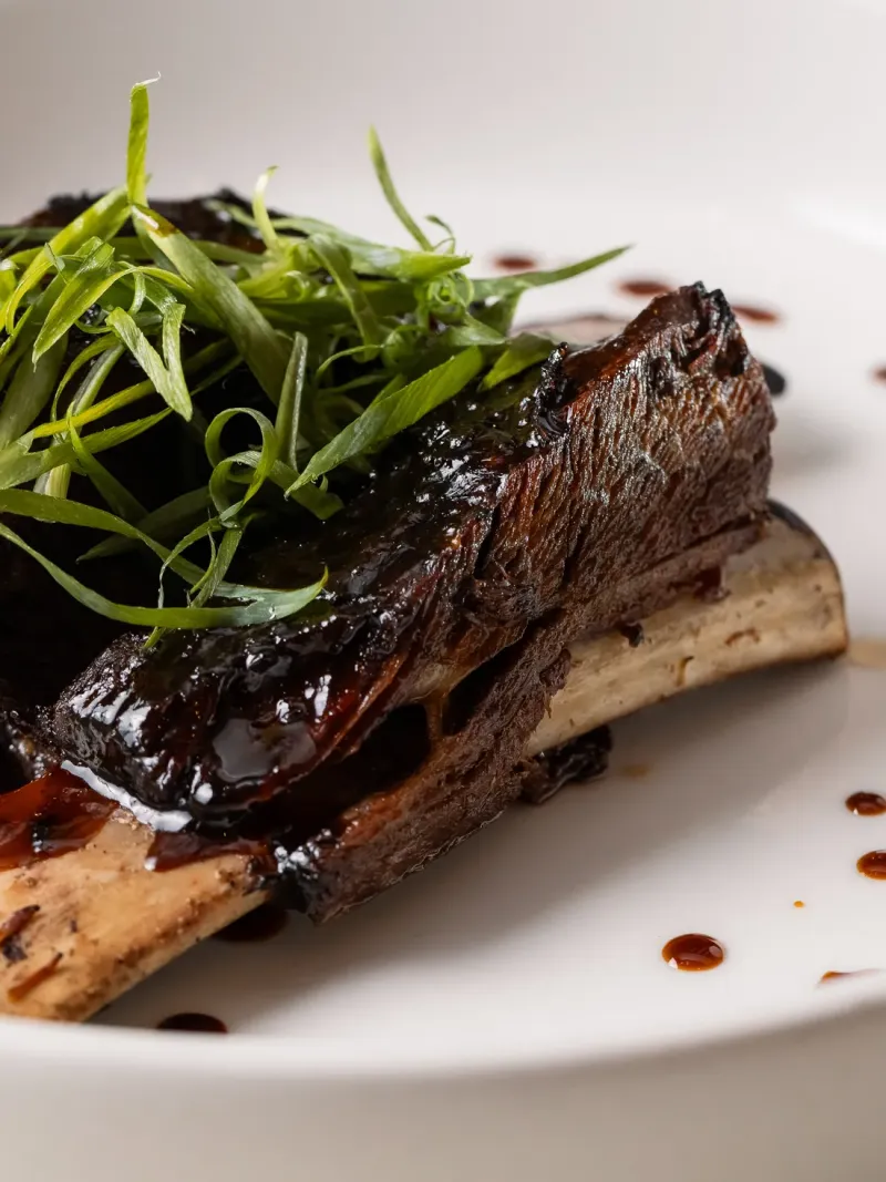 Fire-roasted short rib: 18 hours of slow fire, to share in the middle of the table.